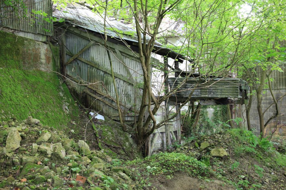 ind-7441, E21691, IND-10669, South East, West Sussex, Quarries, Quarry, Sinister, Spooky, Sheds Shacks & Shelters, Industrial Landscapes, industrial Buildings, Derelict Buildings, Locations for Films, Film Location Hire
