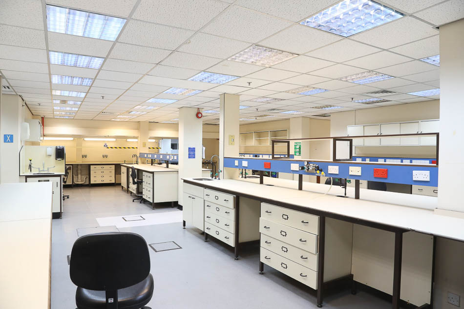 LAB7305, COM-10683, 10247, Pipette, Buckinghamshire, South East, Research labs, research laboratory, research laboratories, Laboratories, Labs, Film Location Database