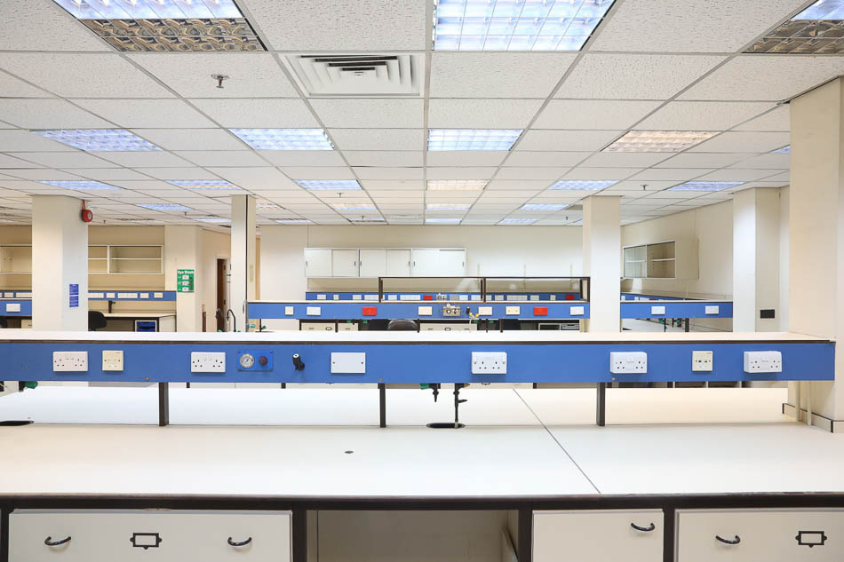 LAB7305, COM-10683, 10247, Pipette, Buckinghamshire, South East, Research labs, research laboratory, research laboratories, Laboratories, Labs, Film Location Database
