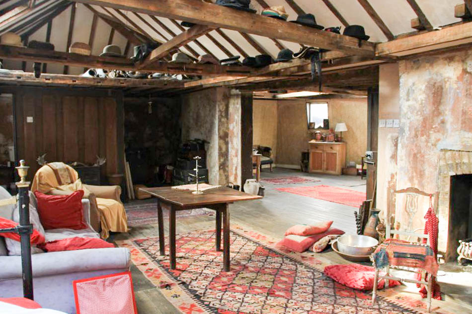 10800, H1404, RES-1135, east London, tower hamlets, Vintage vibe, Peeling paint, Distressed walls, attic rooms, Rustic,