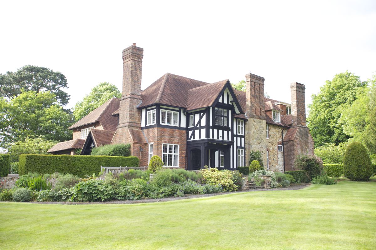 HC537, 11043, H21478, Surrey, South East, houses - country, country houses, tudor houses